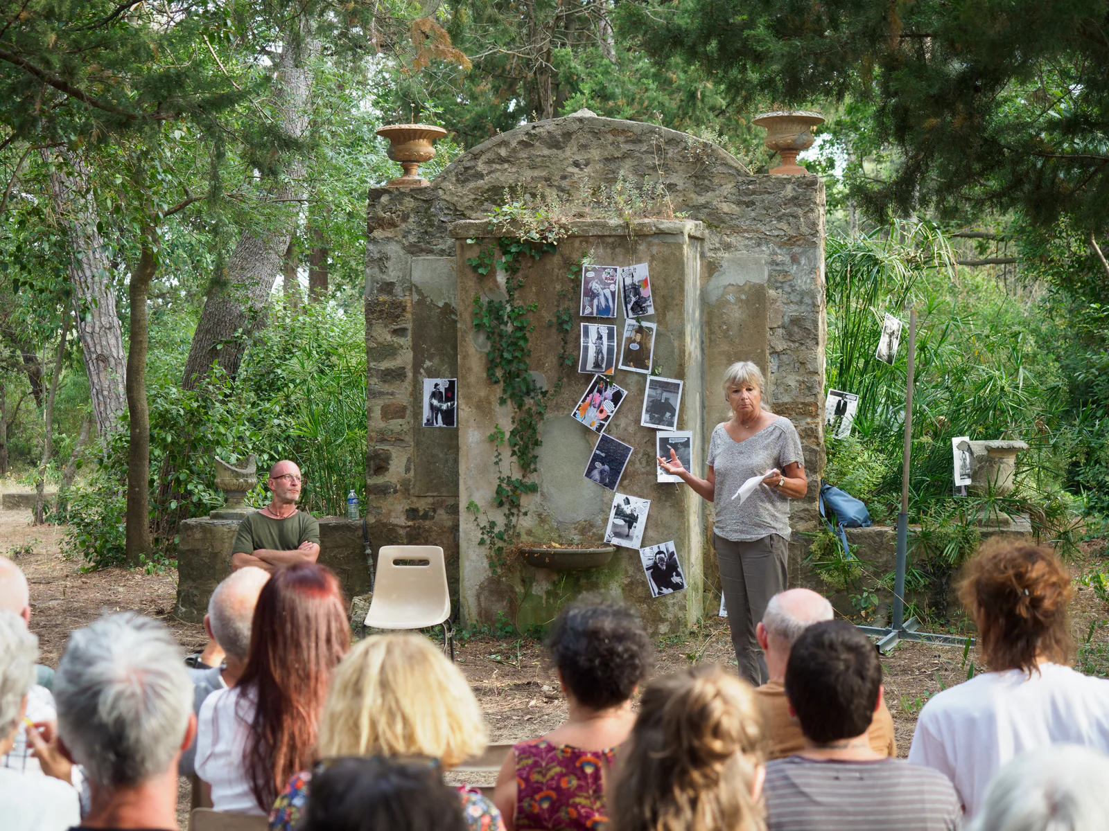 Lecture devant le public et des collages exposés dans les jardins du Festival Confluences 2021