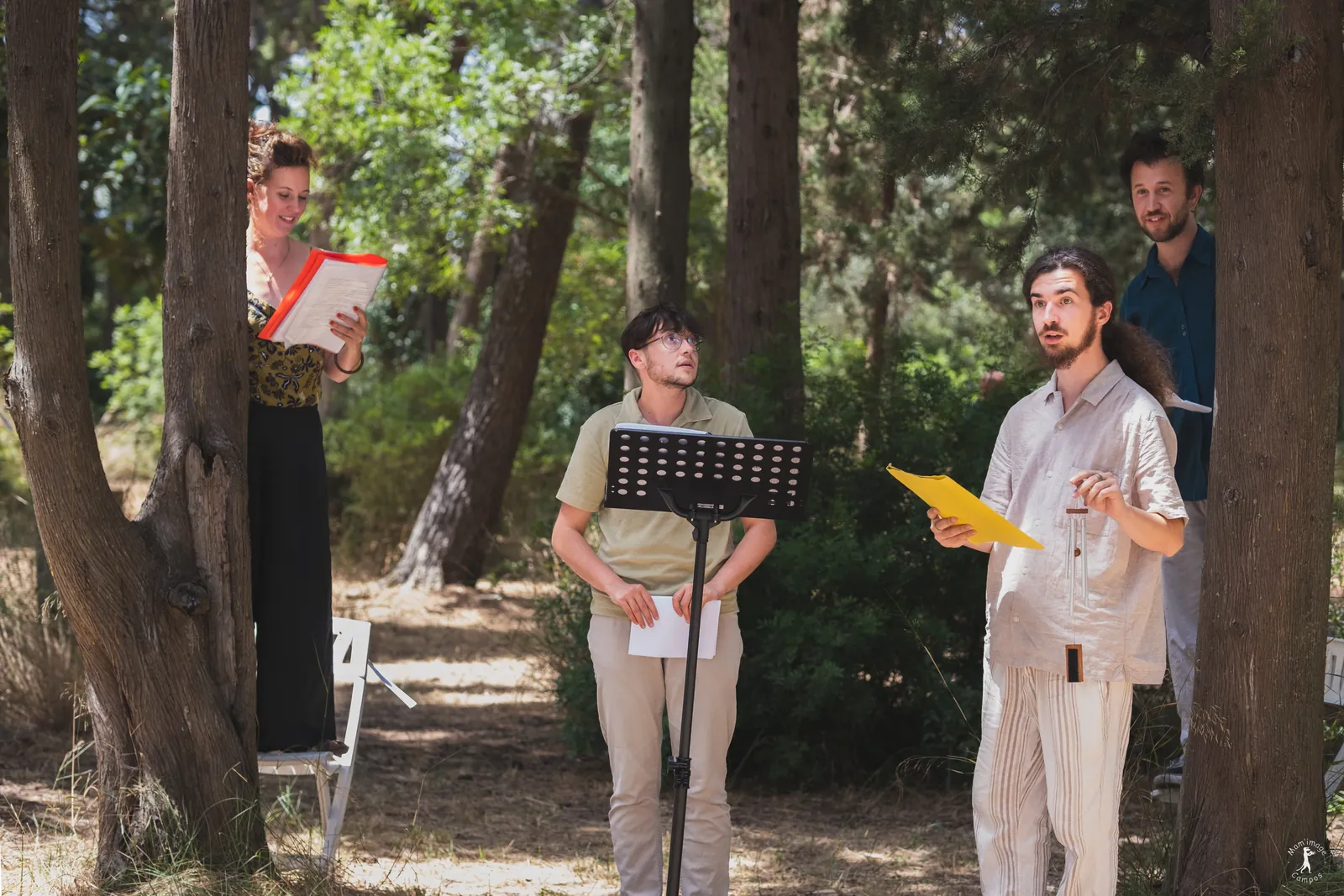 Jeunes interprètes lisant sous les arbres au Festival Confluences 2022