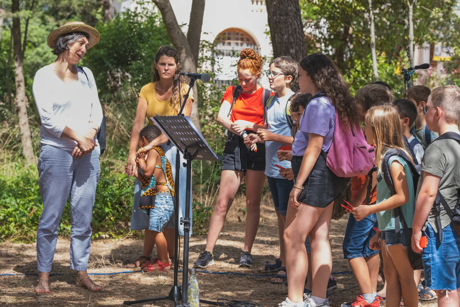 Atelier collectif réunissant des adultes et des jeunes dans le jardin du Festival Confluences 2022