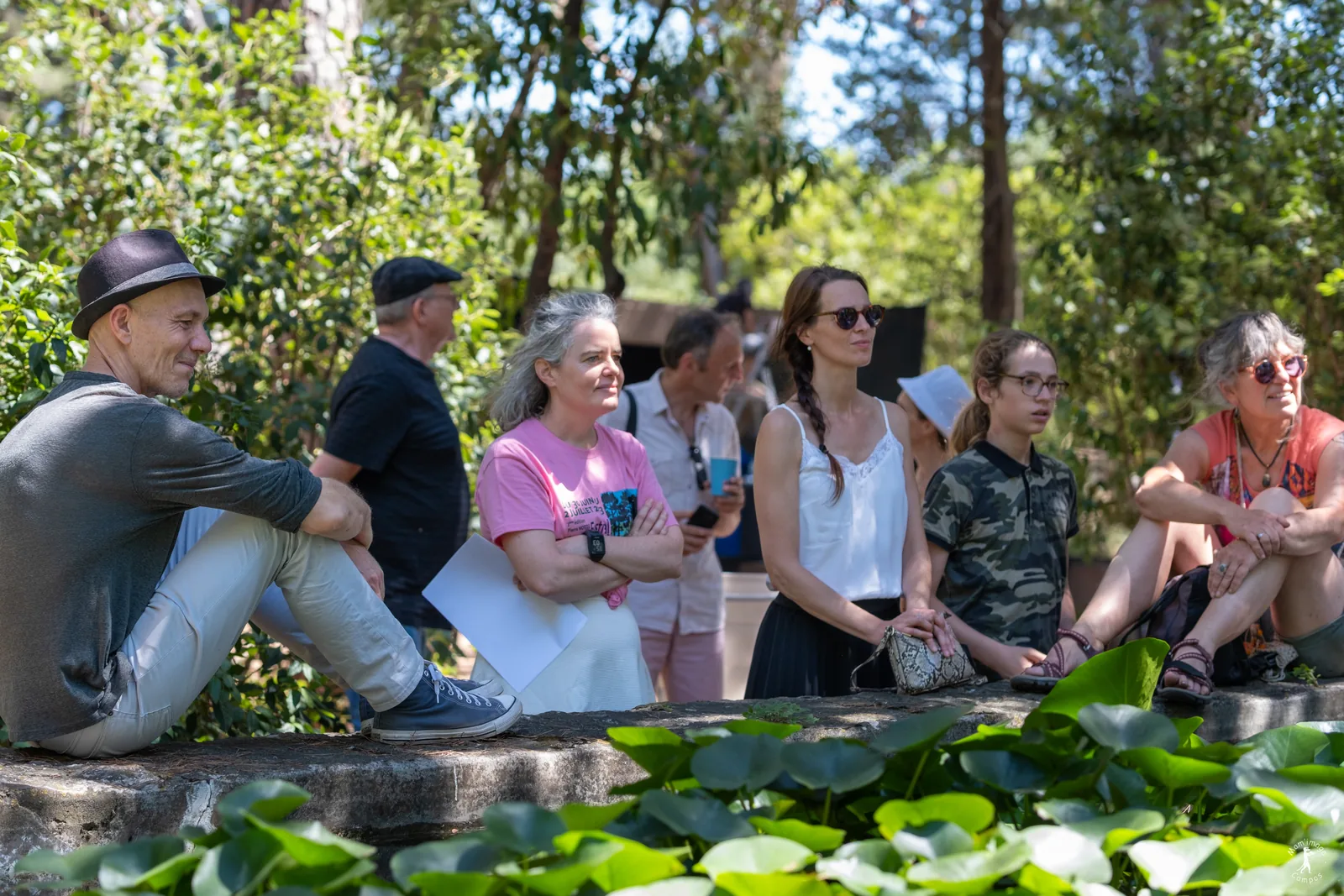 Pierre Notte assis avec le public dans les jardins du Musée Jean Aicard