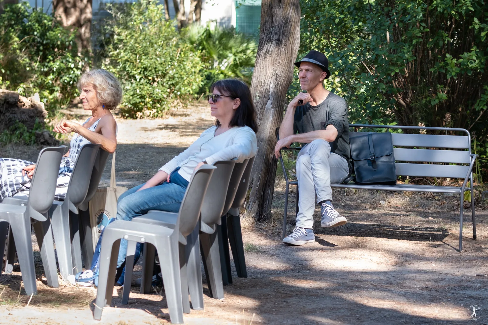 Pierre Notte assis sur un banc pendant une proposition du Festival Confluences 2023
