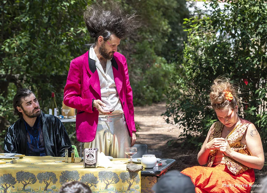Trois interprètes autour d’une table pendant une forme théâtrale du festival