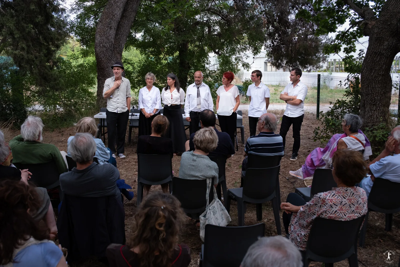 Pierre Notte et des interprètes s’adressant au public dans les jardins