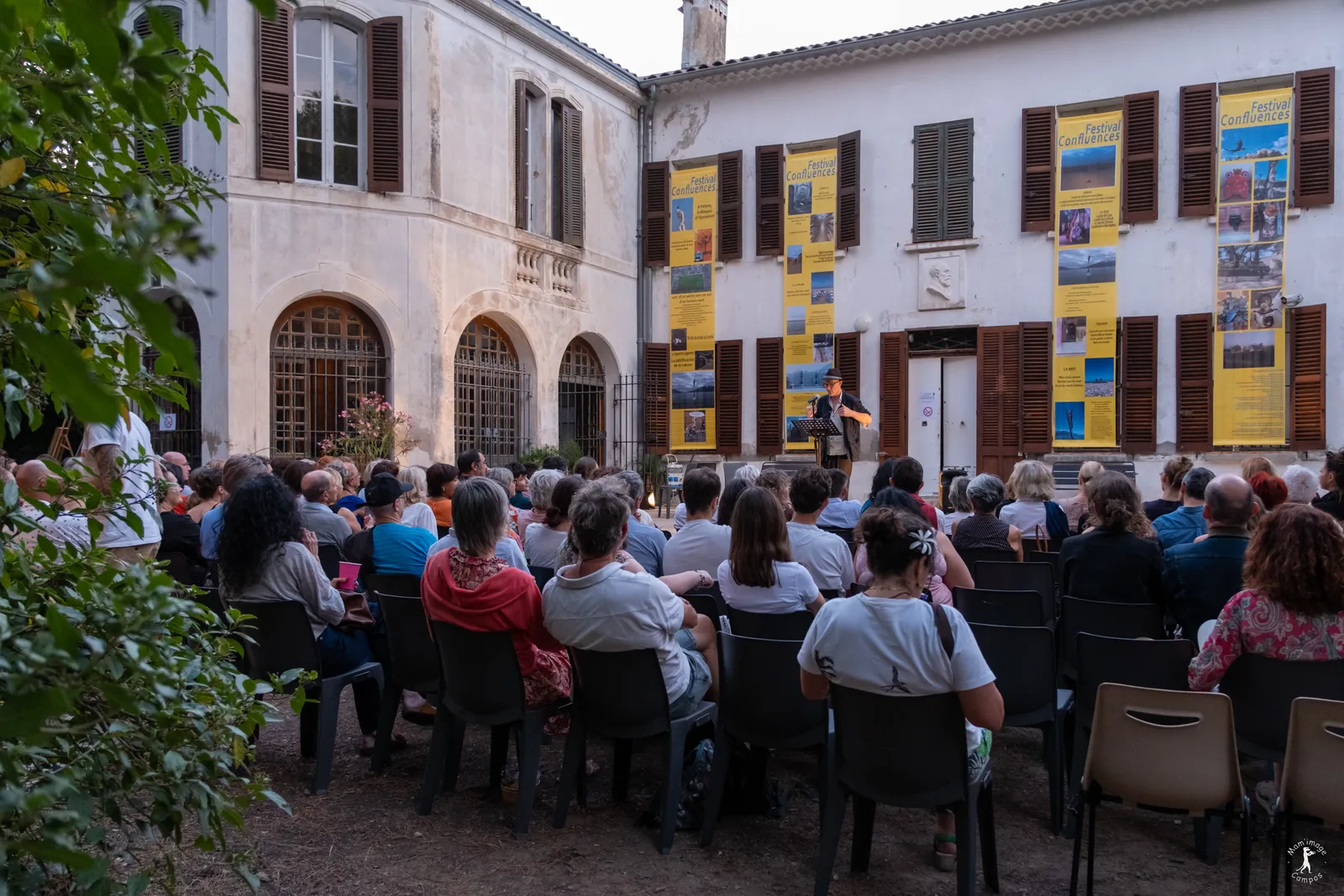 Public réuni dans la cour du Musée Jean Aicard