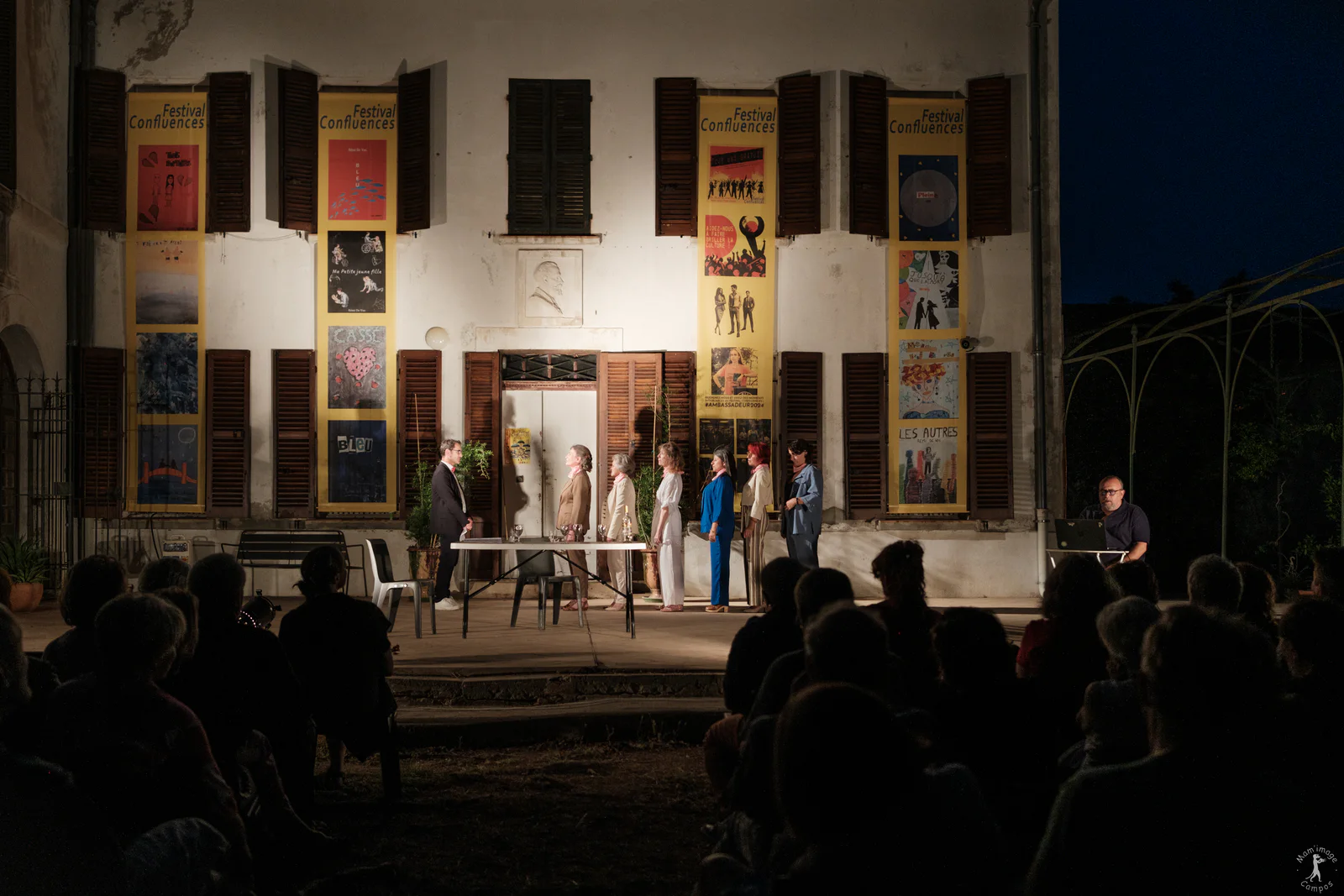 Spectacle du soir devant la façade du Musée Jean Aicard