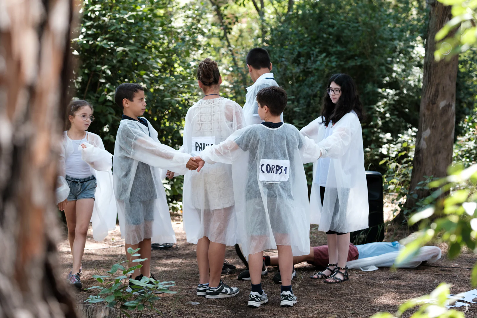 Jeunes interprètes en costumes blancs dans les jardins du Musée Jean Aicard
