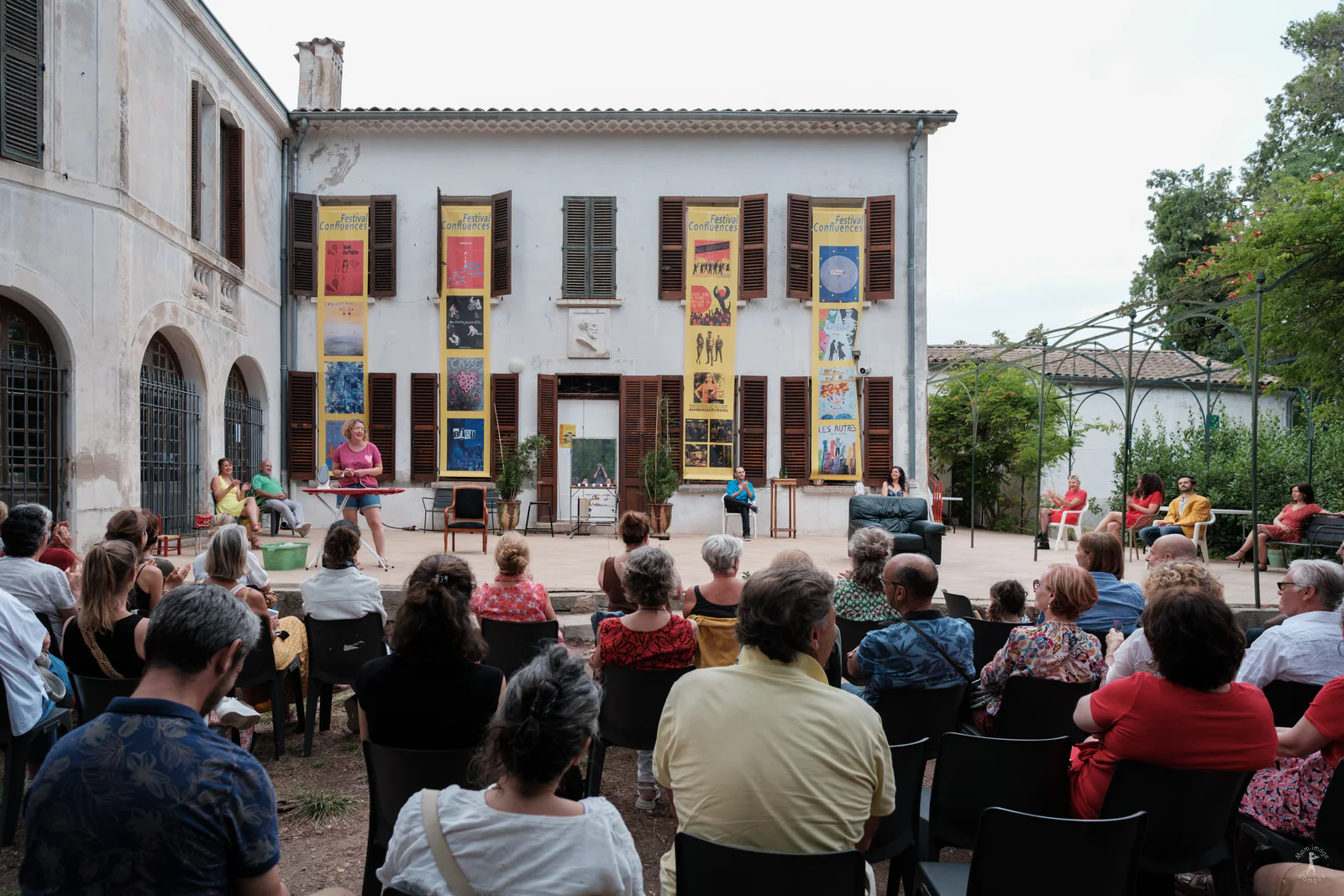 Public réuni devant le Musée Jean Aicard pendant le Festival Confluences