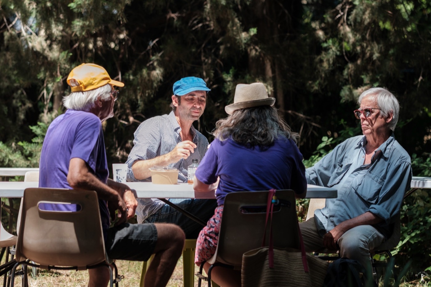 David Lescot converse à une table avec plusieurs participants du festival